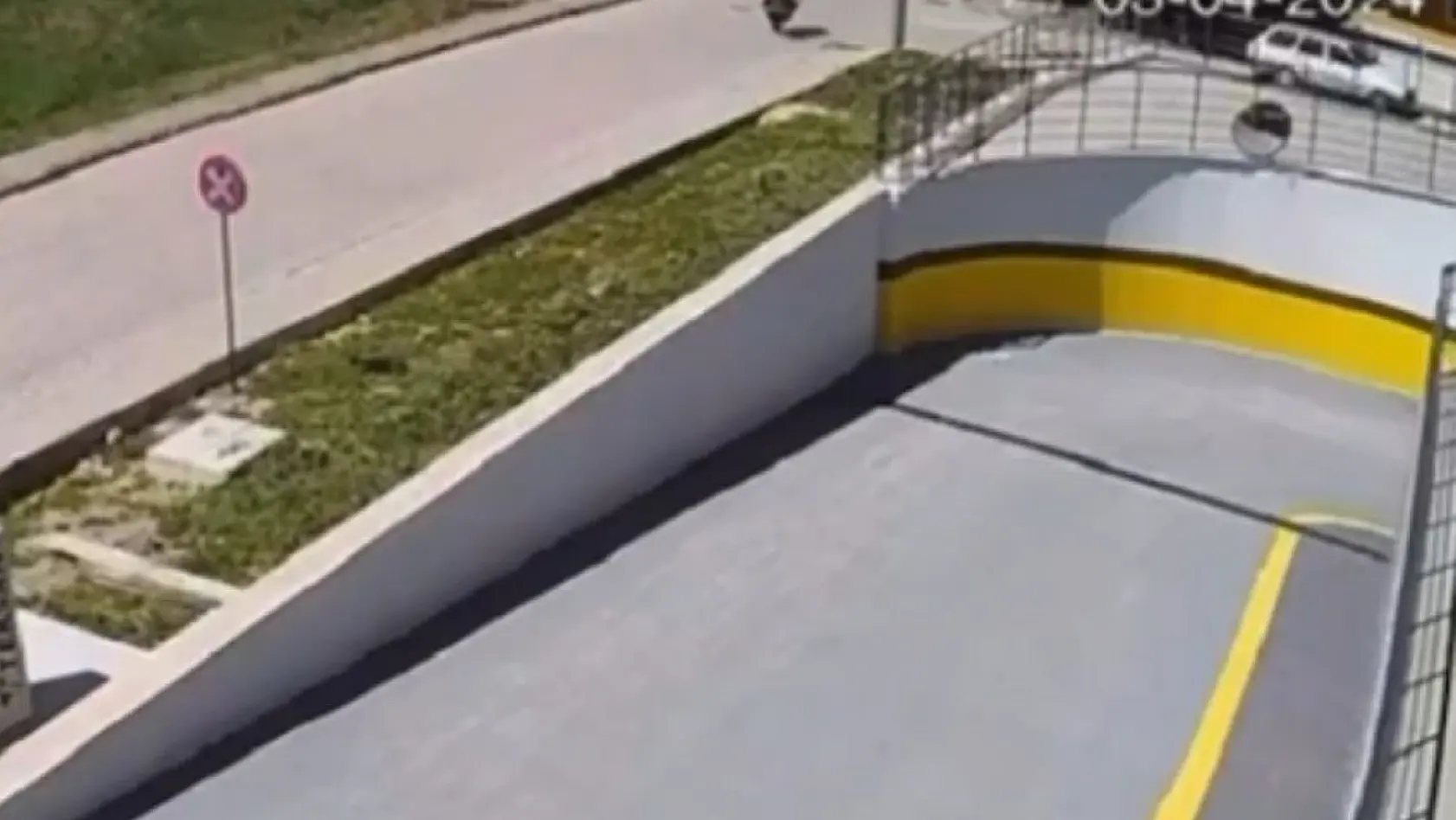 Çanakkale'de tek teker üzerinde ilerleyen motosikletin kaza anı kamerada