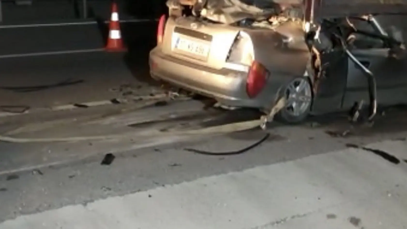 Çanakkale'de TIR'ın altına giren otomobilin sürücüsü hayatını kaybetti