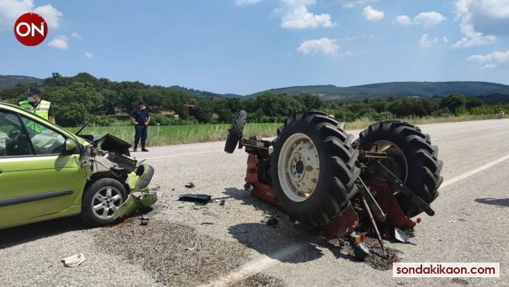 Çanakkale traktör ile otomobil çarpıştı: 4 yaralı