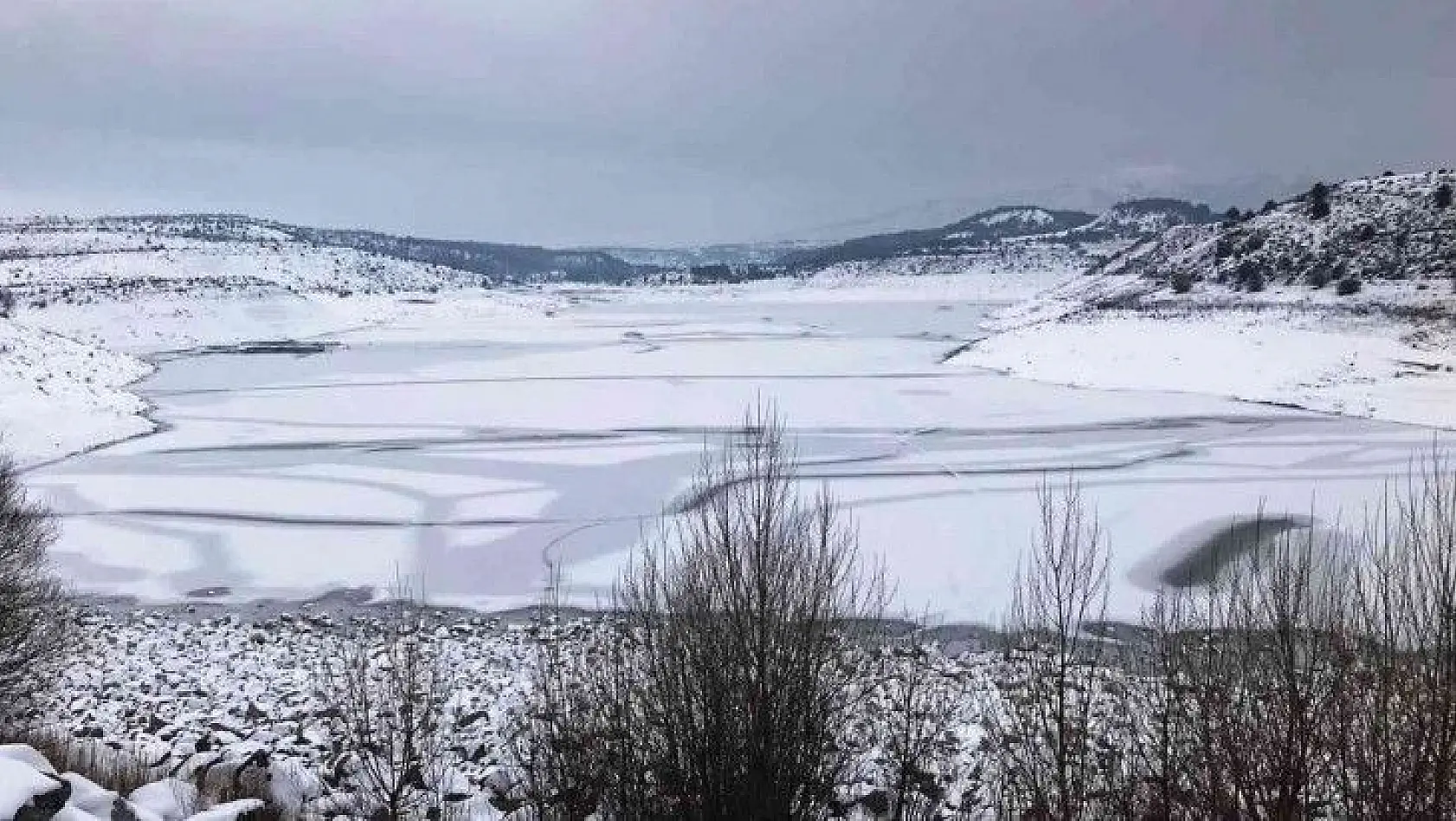 Çavdarhisar'daki göletin yüzeyi buz tuttu