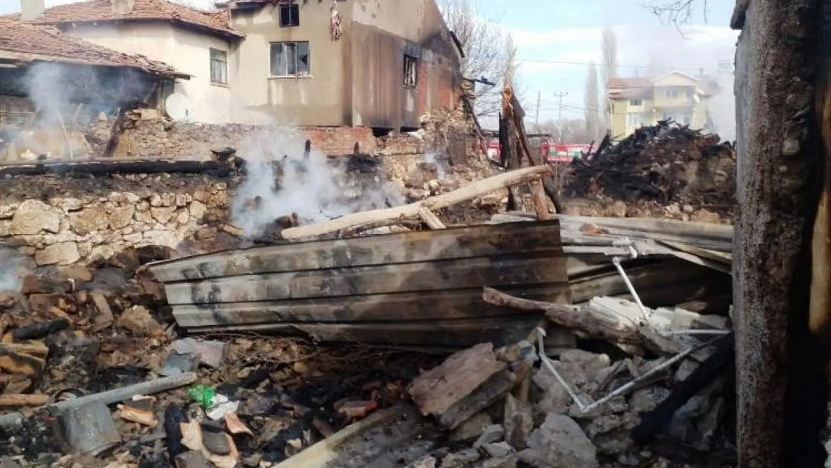 Çavdarhisar'daki yangında 3 ev ve bir samanlık yandı