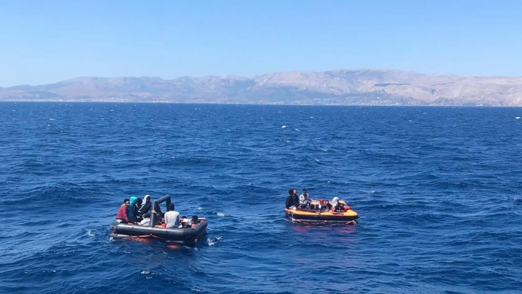 Çeşme açıklarında 45 düzensiz göçmen kurtarıldı