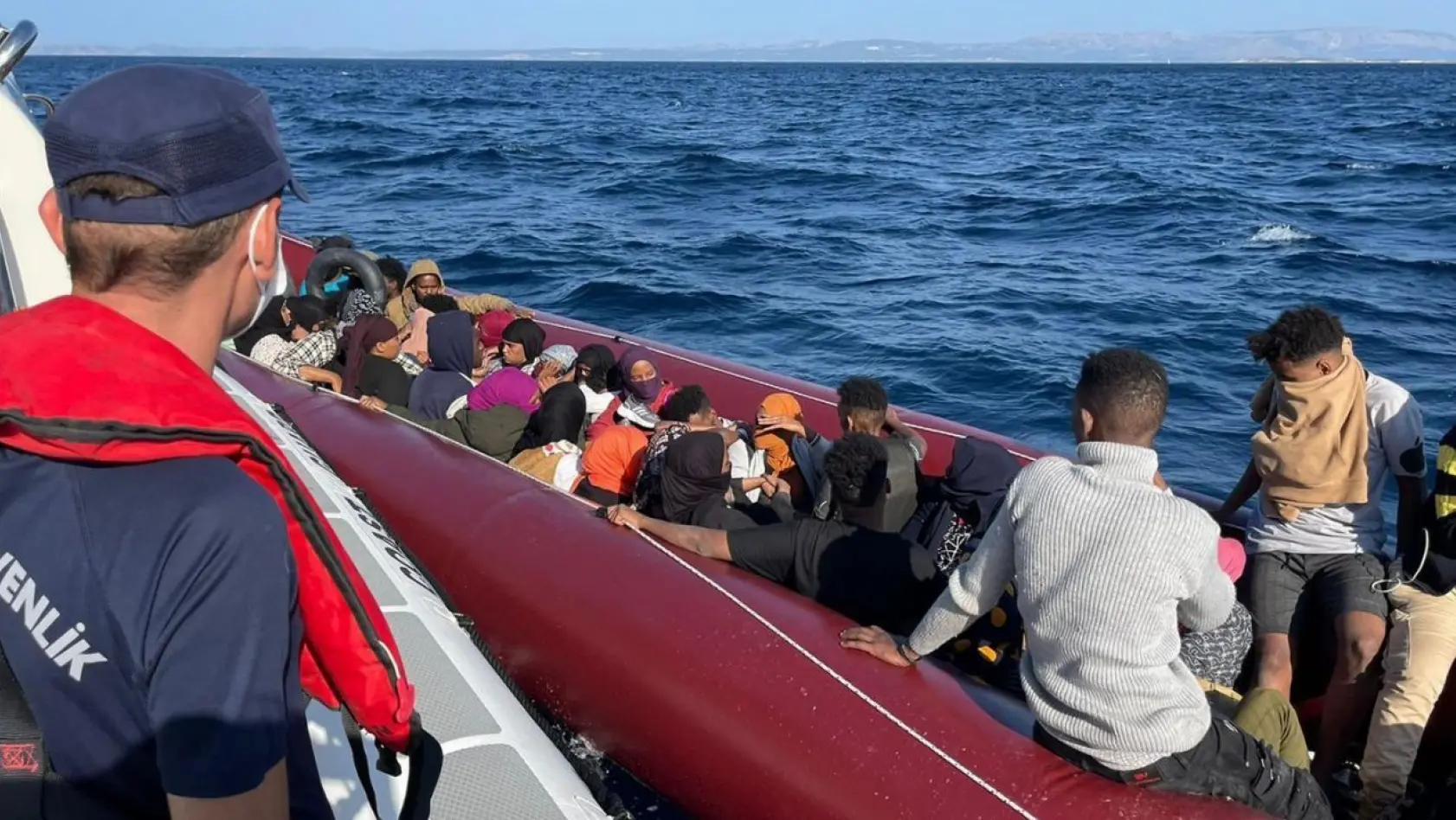 Çeşme açıklarında 47 göçmen kurtarılırken, 41 göçmende yakalandı