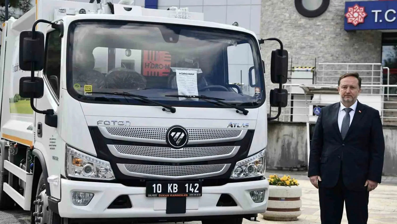 Çevre Bakanlığı'ndan Karesi'ye 2 çöp kamyonu