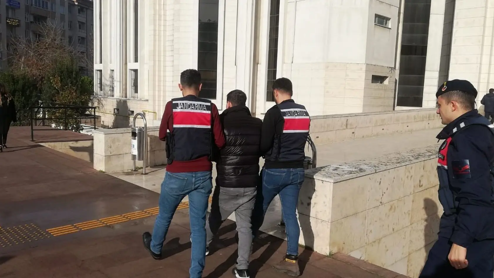 Cezaevi firarisi, Edremit'te jandarmanın sıkı takibiyle yakalandı