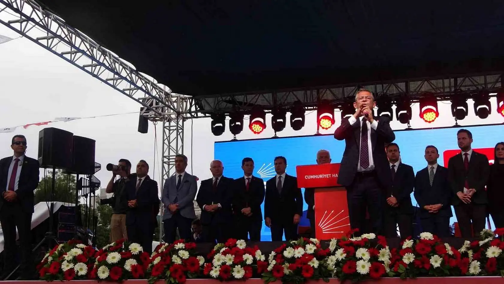 CHP Genel Başkanı Özel, Marmaris'te vatandaşlarla buluştu