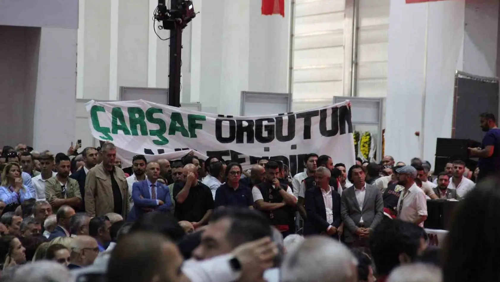 CHP İzmir Kongresi'nde arbede: Başkanlar arada kaldı