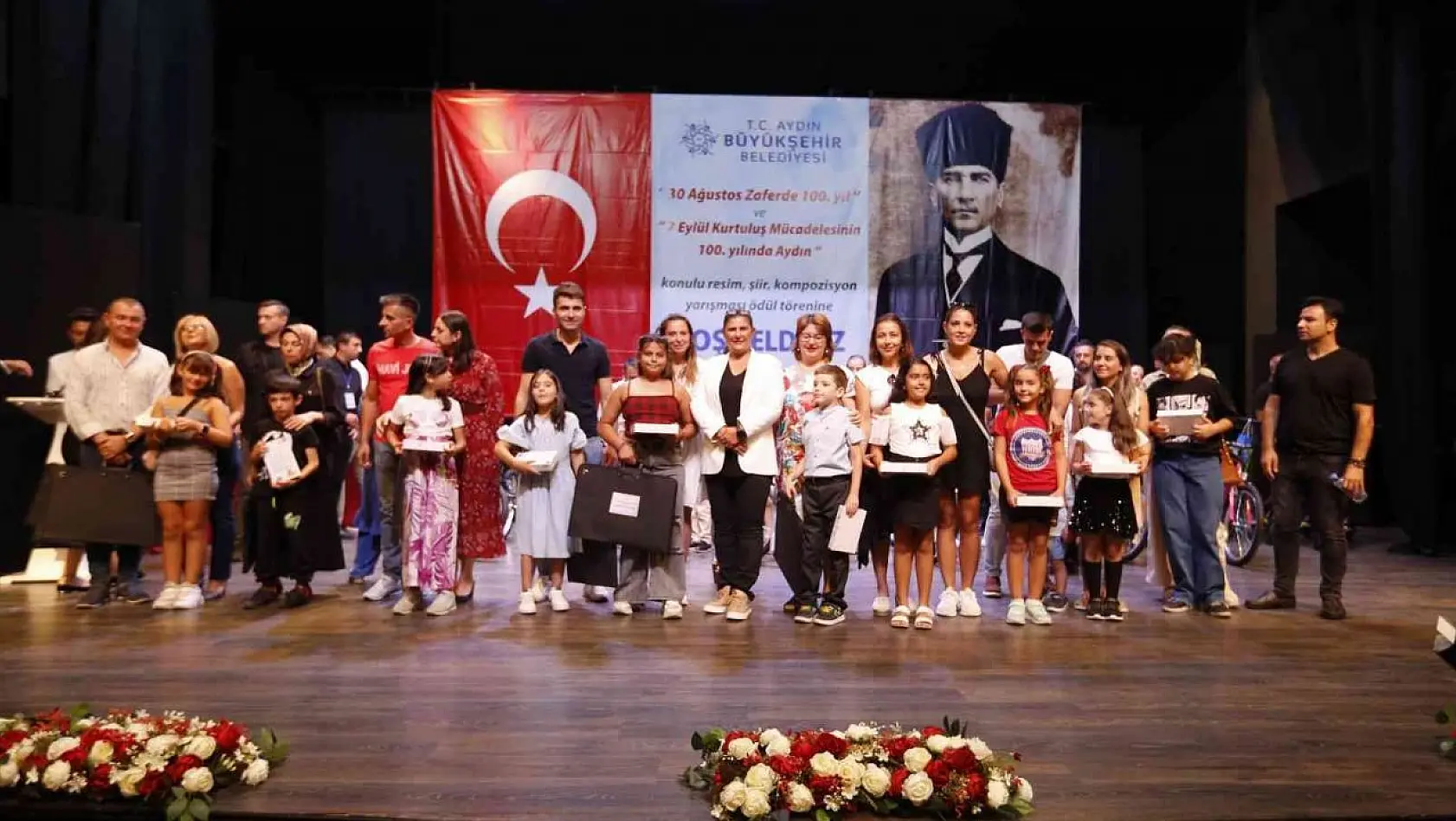 Çocuklar ödüllerini Başkan Çerçioğlu'ndan aldı