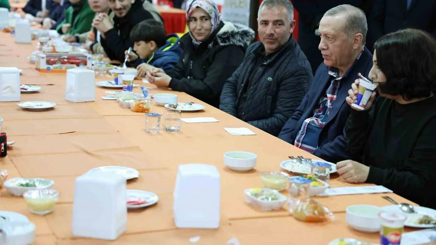 Cumhurbaşkanı Erdoğan, Balıkesir'de depremzedelerle beraber yemek yedi