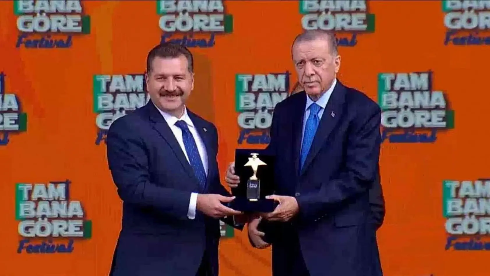 Cumhurbaşkanı Erdoğan'dan Yücel Yılmaz'a 'Genç Belediye' ödülü