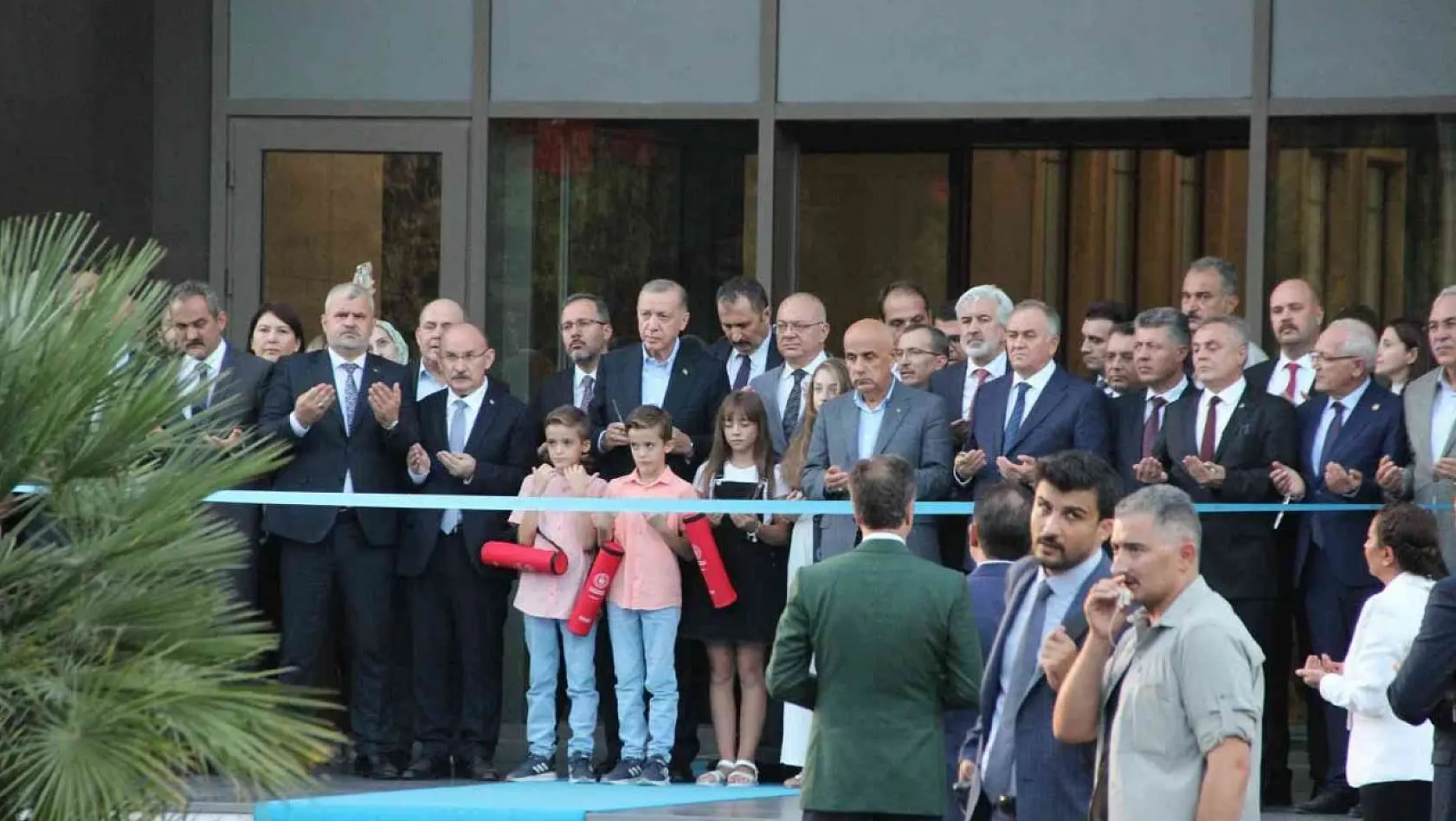 Cumhurbaşkanı Erdoğan, Manisa Büyükşehir Belediyesinin açılışını gerçekleştirdi