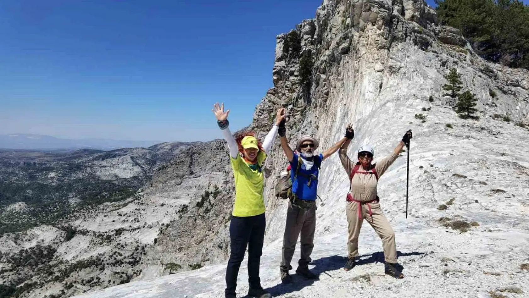 Dağcılık kulübü üyelerini hayrete düşüren avcı kulübesi