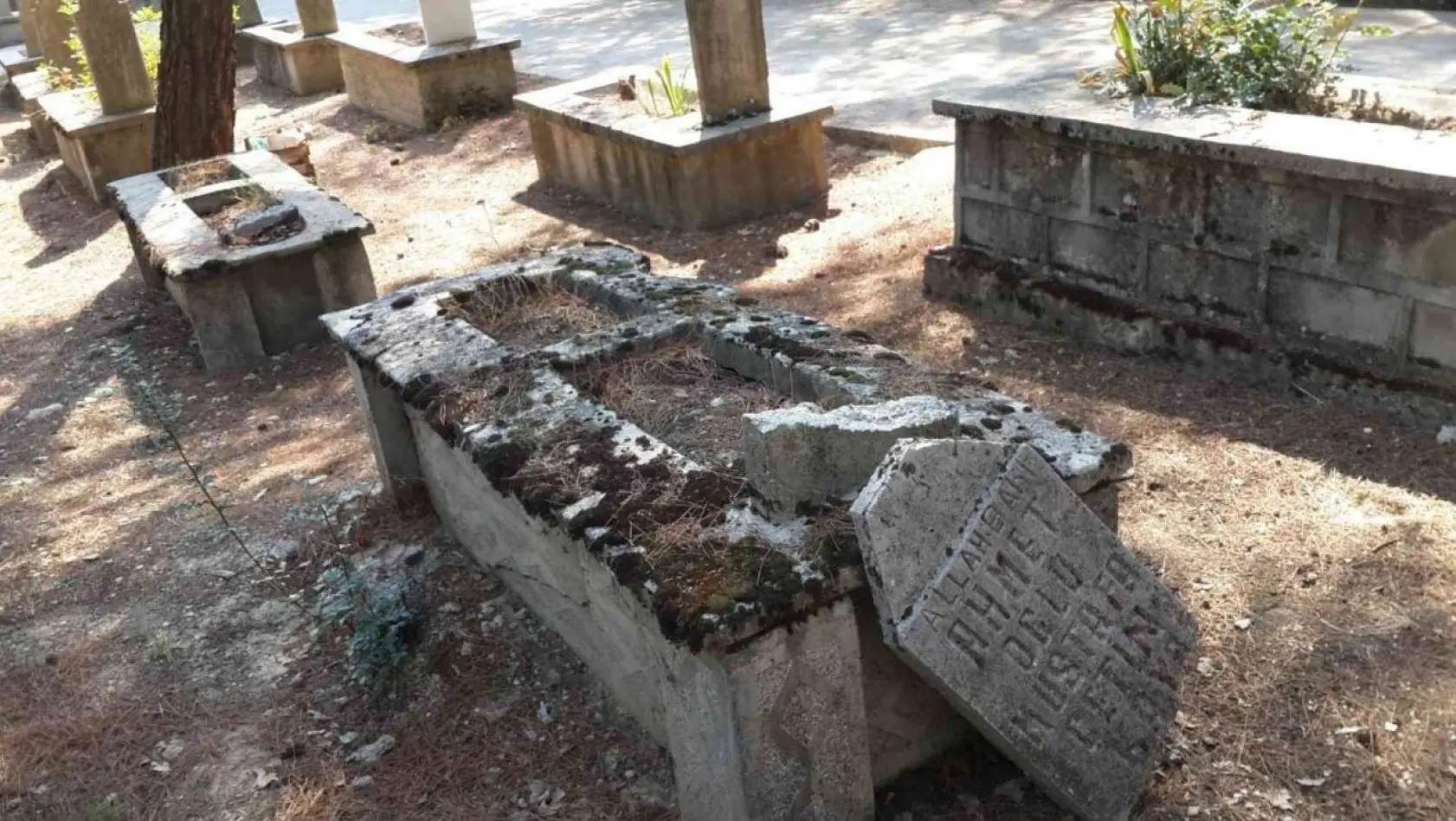 Defalarca onarılan mezar taşların kırılması vatandaşı çileden çıkardı