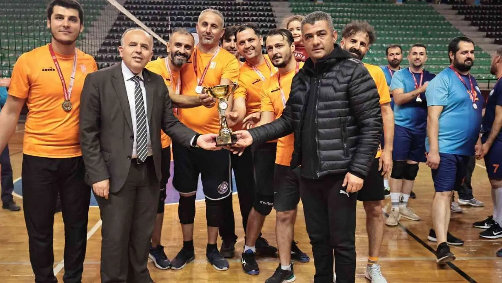 Denizli'de 400 öğretmen voleybol turnuvasında yarıştı