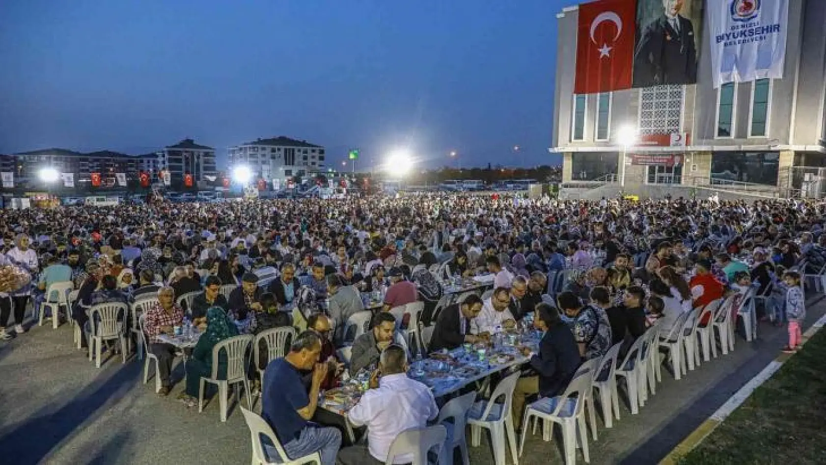 Denizli'de 7 bin kişi aynı iftar sofrasında buluştu