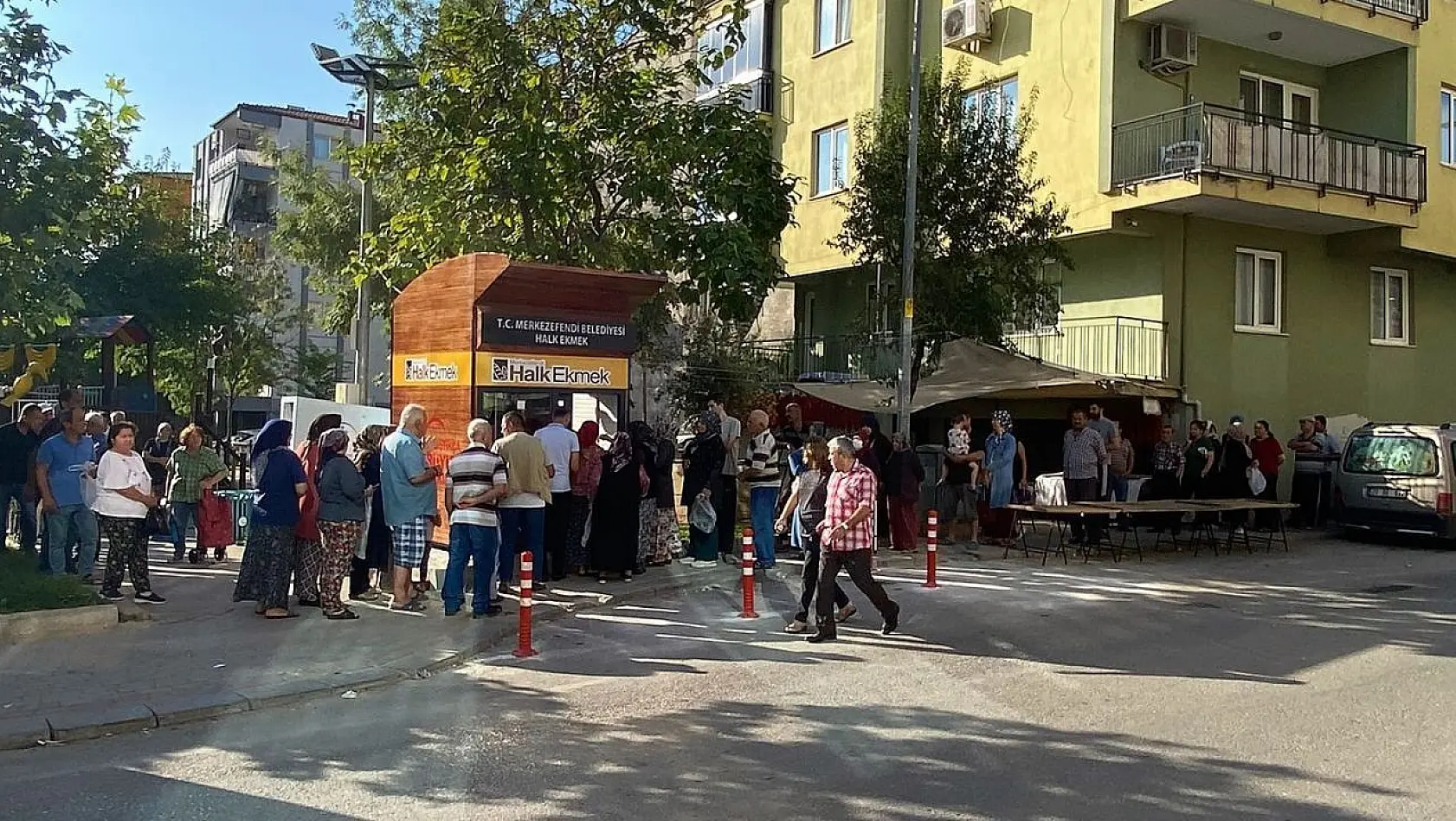 Denizli'de halk ekmek satışlarına vatandaşlardan yoğun ilgi