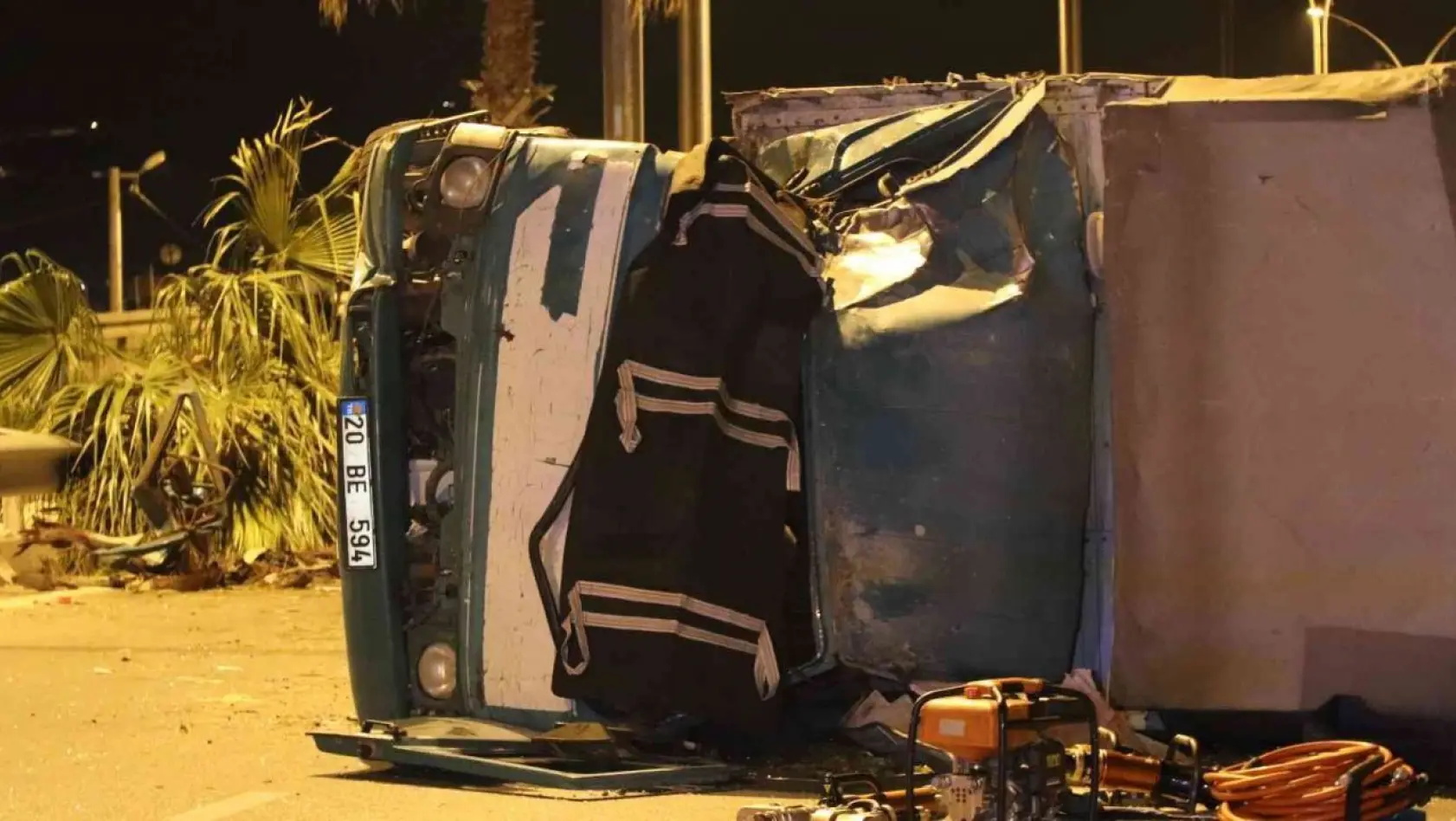 Denizli'de kargo kamyoneti devrildi: 1 ölü