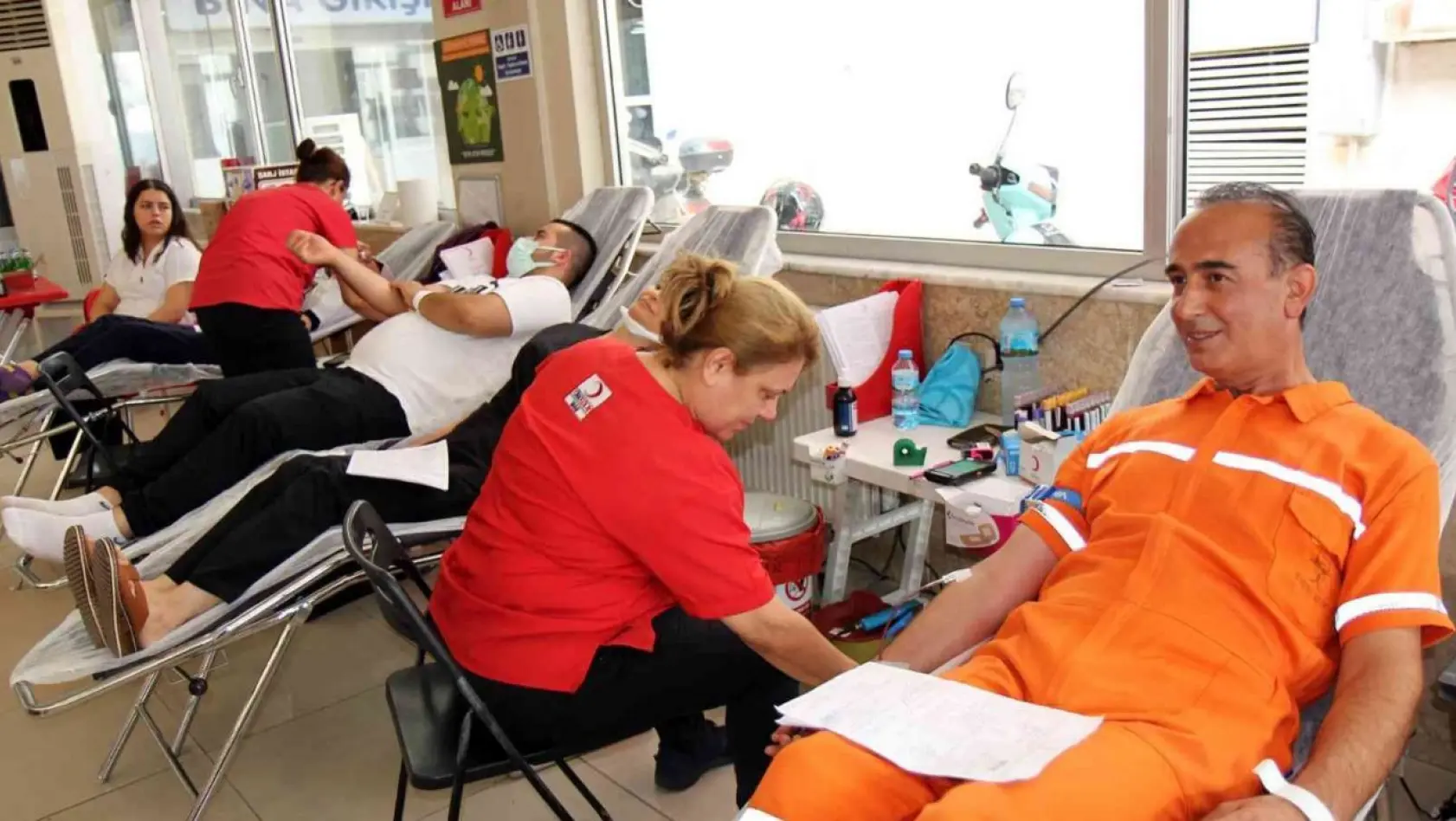 Denizli'de sağlık çalışanları ve vatandaşlar kan bağışında bulundu