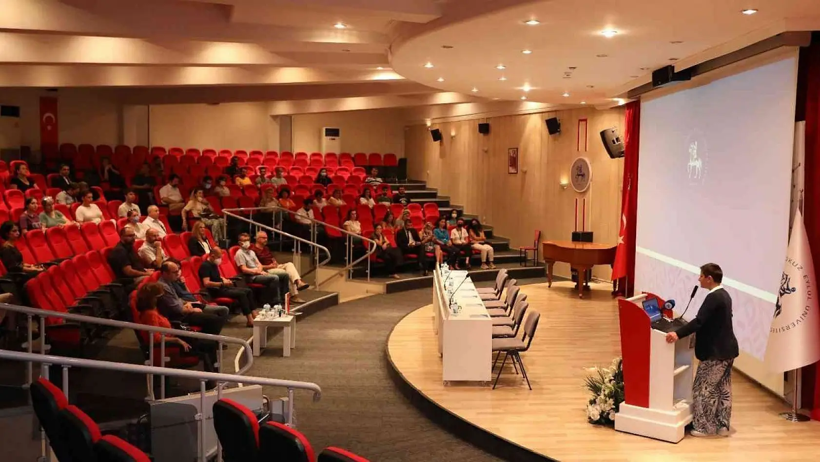 DEÜ'den '100. Yaşında İzmir'de Bilim' semineri