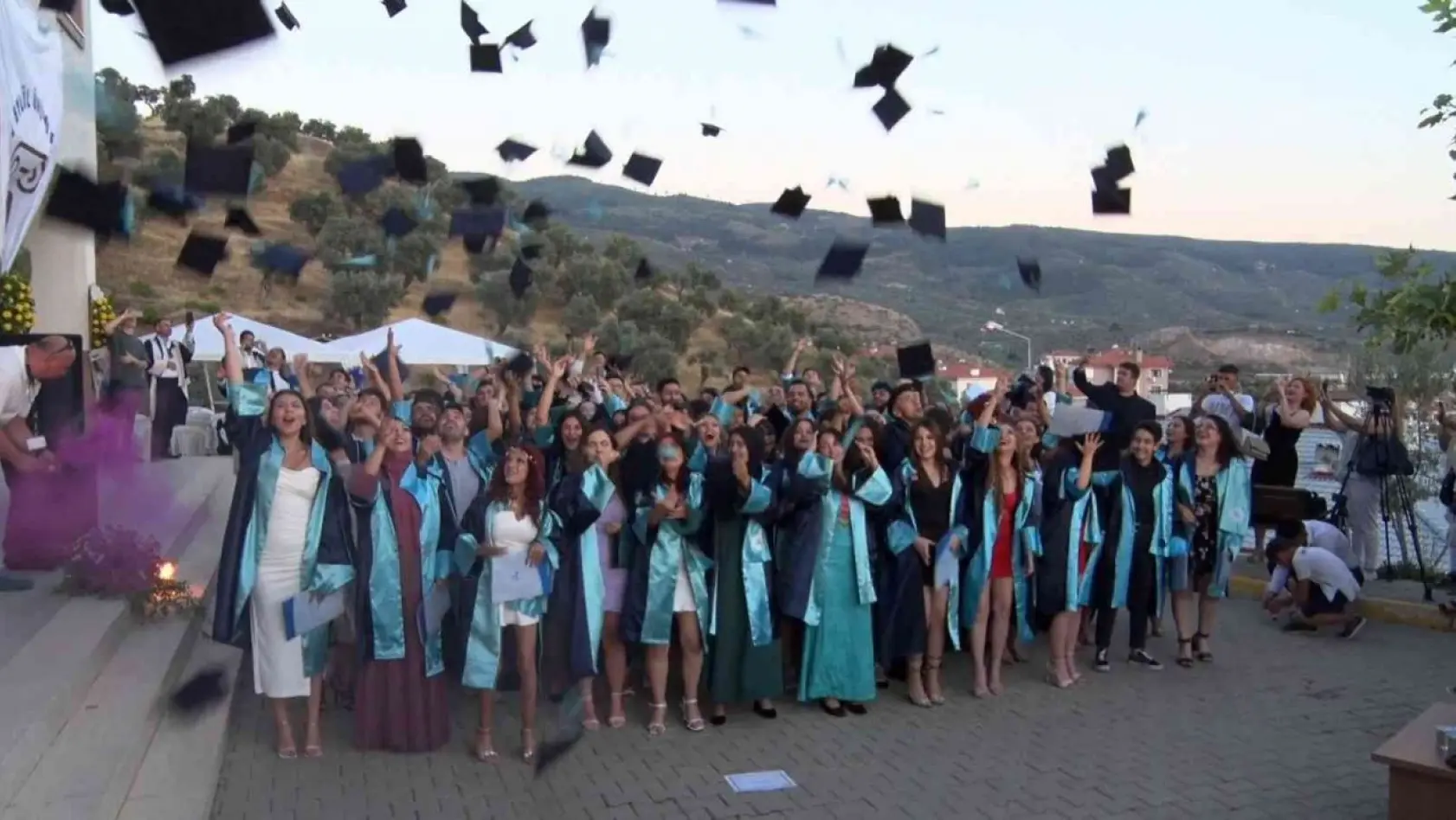 DEÜ Efes Meslek Yüksekokulunda mezuniyet heyecanı