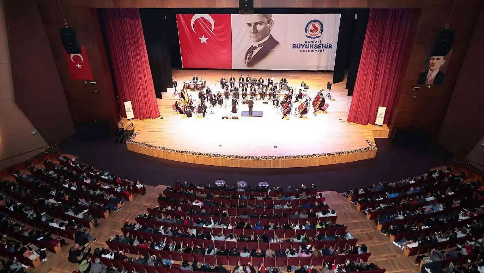 Dev orkestra Neşet Ertaş'ın türkülerini seslendirdi