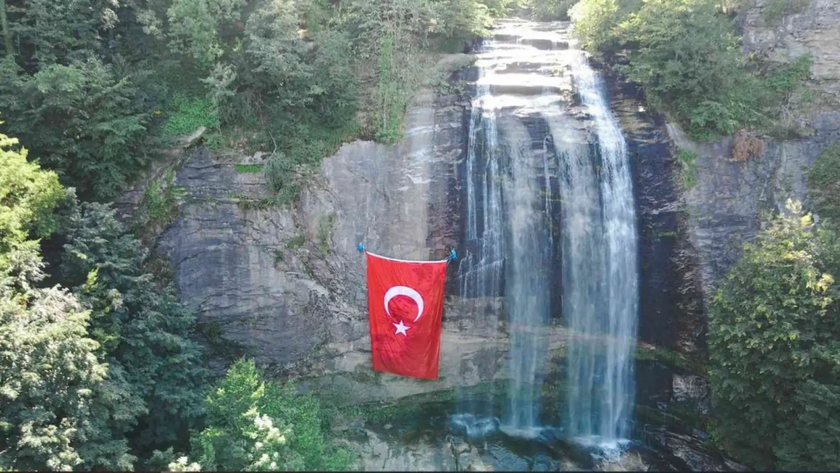 Dev Türk Bayrağı Suuçtu'nun güzelliğine güzellik kattı