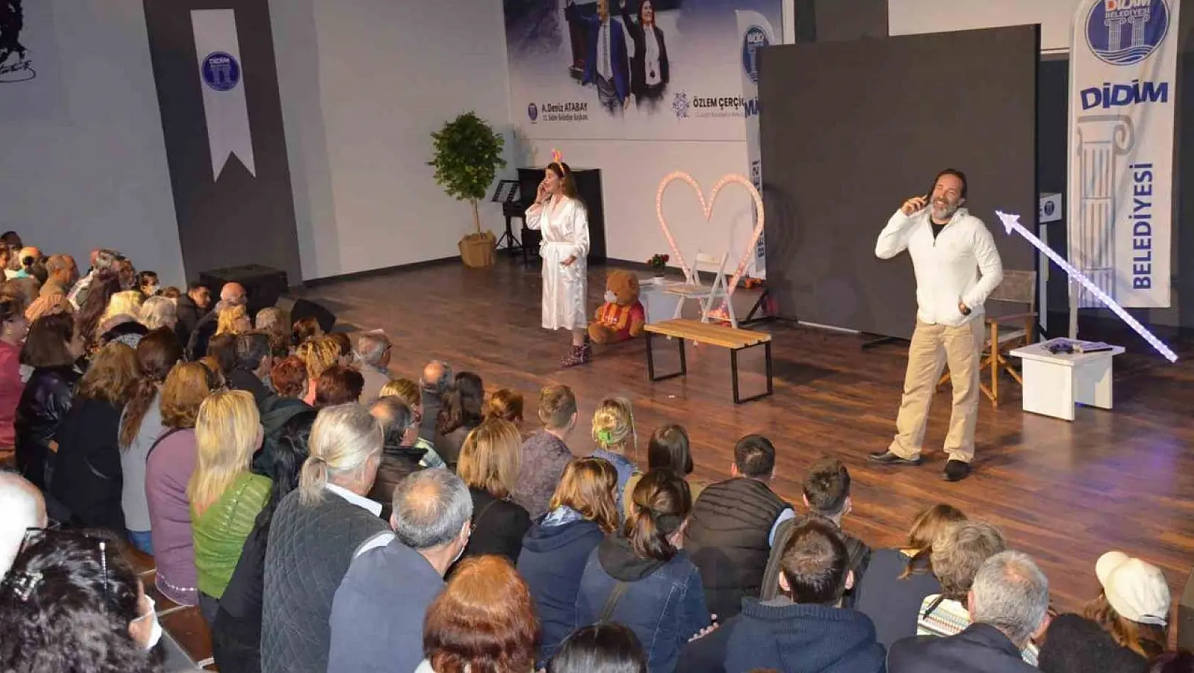 Didim'de 'Dünya Tiyatrolar Günü' oyunla kutlandı