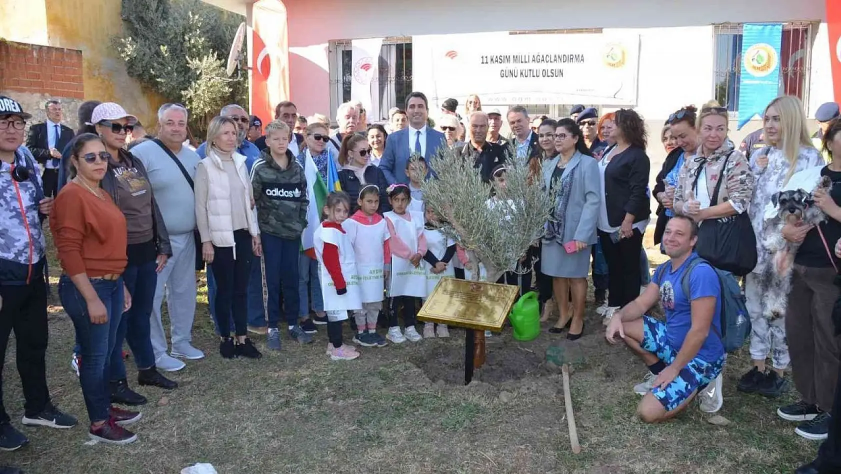 Didim'de 74 ülke vatandaşı kendi ülkelerinin isimlerini koyduğu ağaçları toprakla buluşturdu