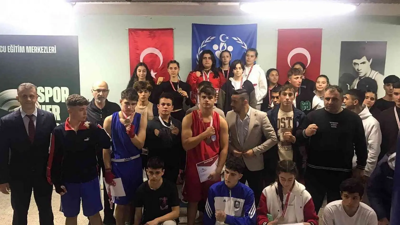 Didimli boksörler Aydın'dan madalyaları topladı