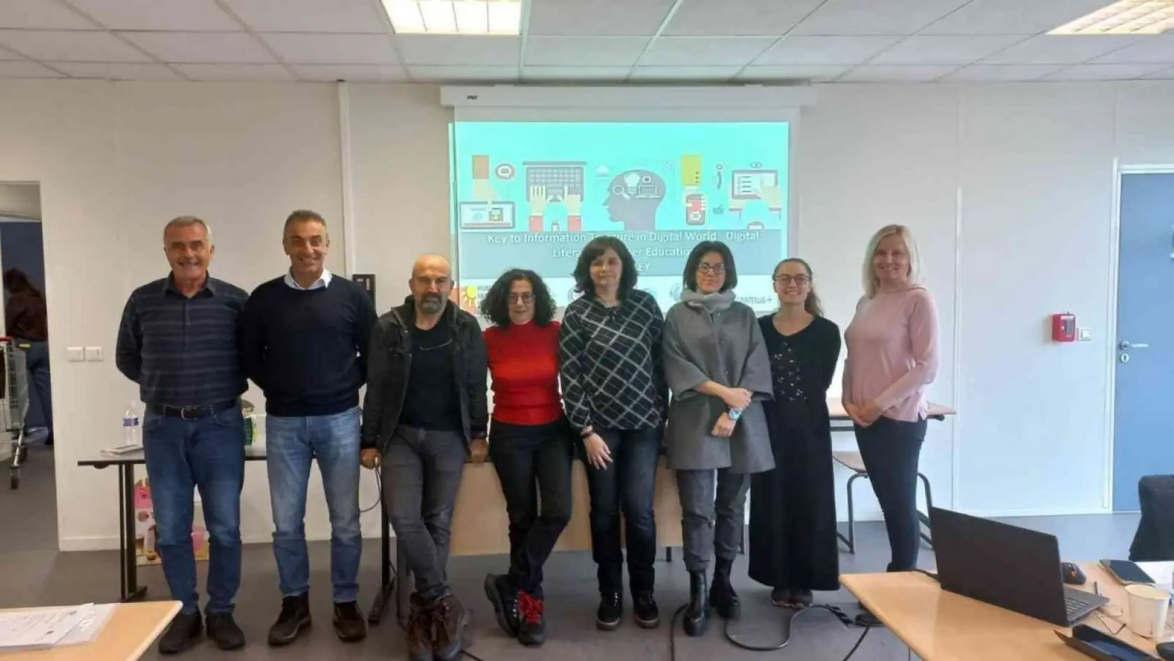 Dijital okuryazarlık projesinin ikinci toplantısı Paris'te yapıldı