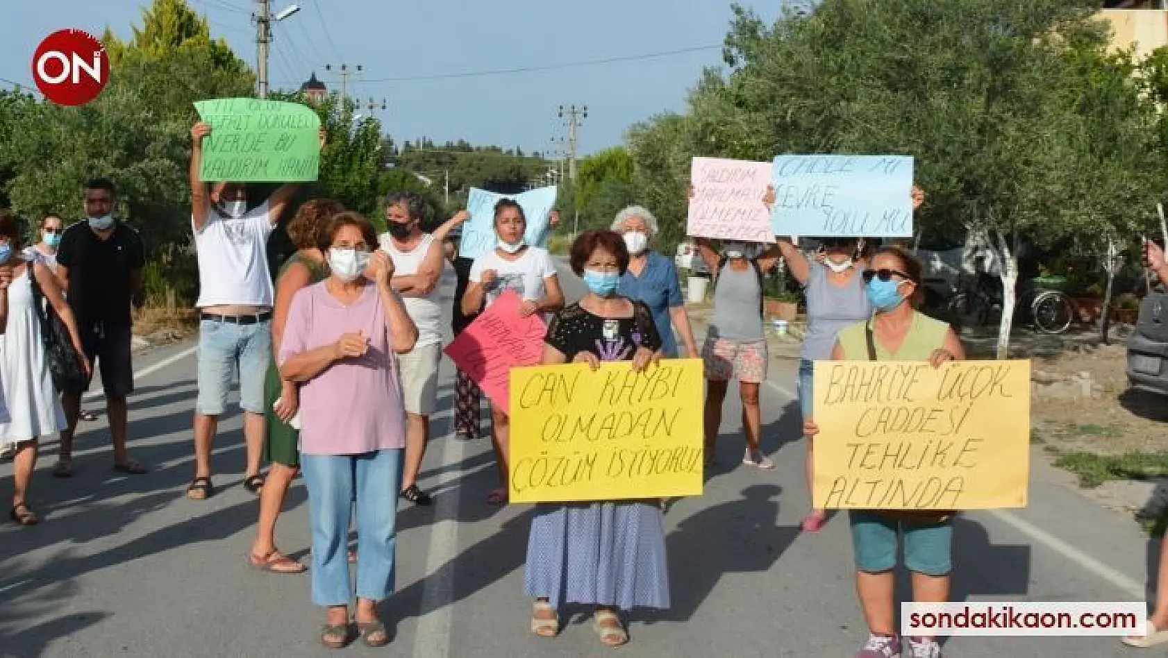 Dikilili vatandaşlar, belediyeye tepki gösterip 'yol' eylemi yaptı