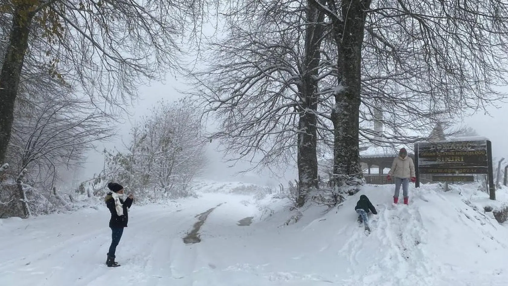Domaniç Dağları yağan karla vatandaşların akınına uğradı