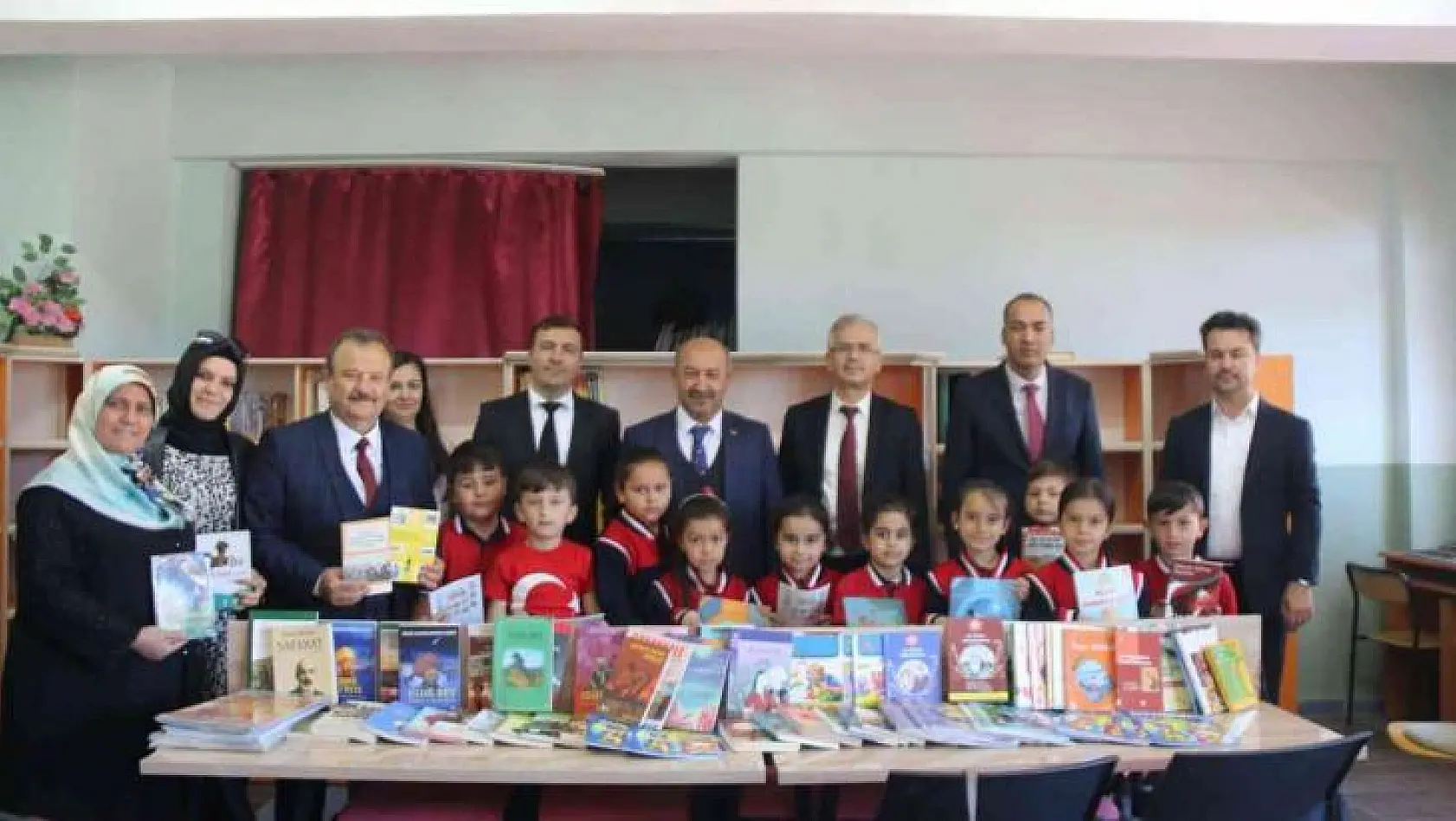 Domaniç'teki okul kütüphanelerine kitap bağışı