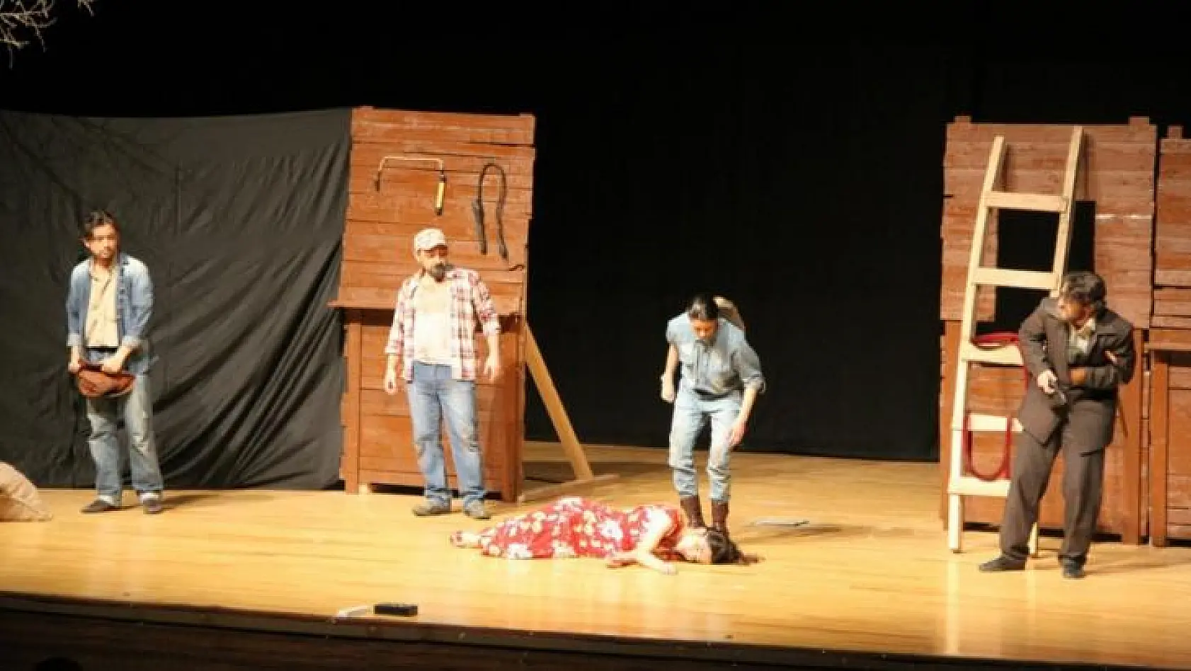 DPÜ Tiyatro Topluluğu 'Fareler ve İnsanlar' oyununu sahneledi