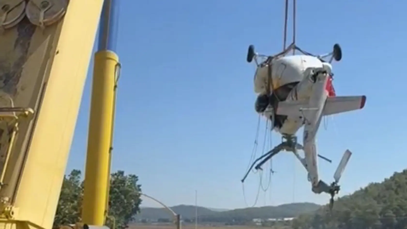 Düşen helikopterin enkazı kıyıya çıkartıldı