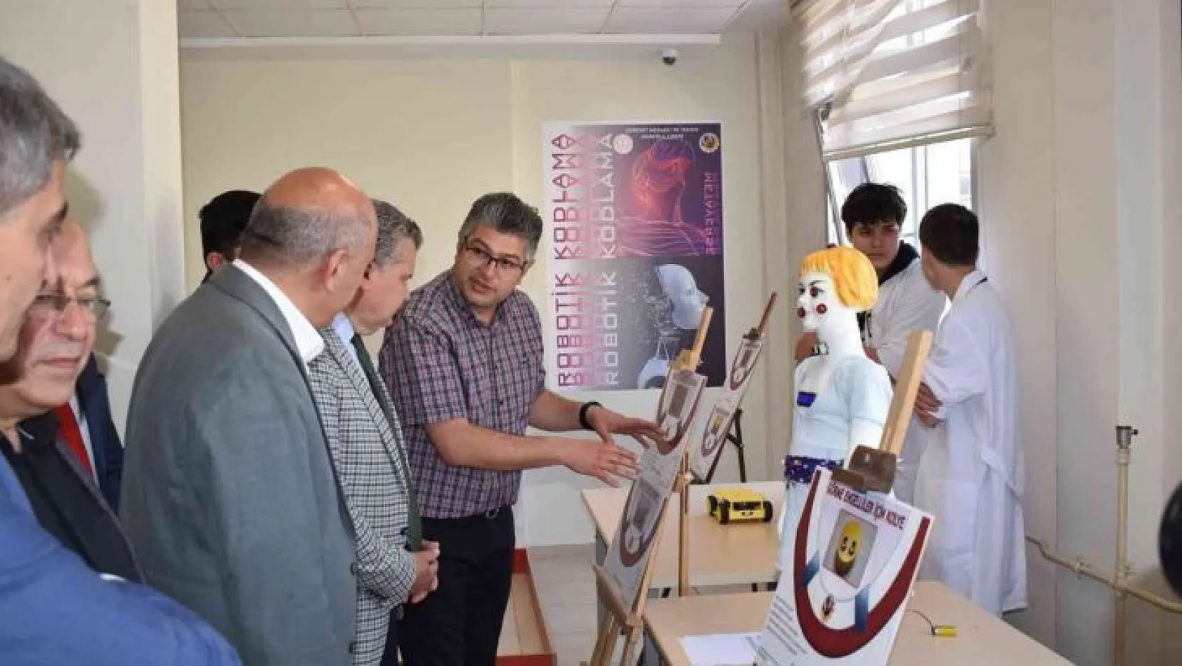 Edremit Mesleki ve Teknik Anadolu Lisesinde robotik kodlama sergisi açıldı