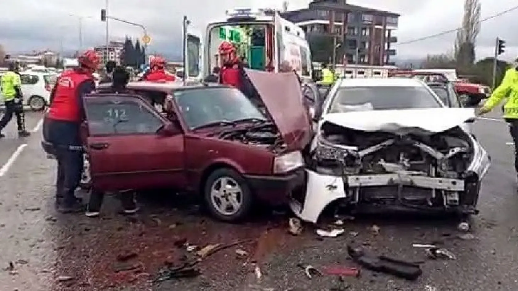 Edremit'te iki otomobil çarpıştı: 5 yaralı