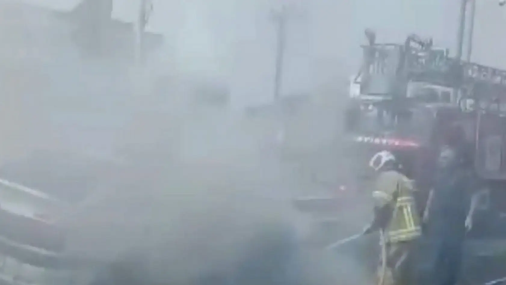 Edremit'te karayolunu duman altında bırakan araç yangını