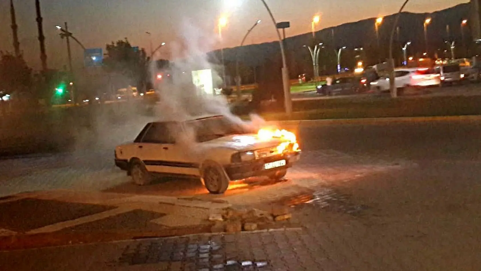 Edremit'te seyir halindeki otomobil alev alev yandı