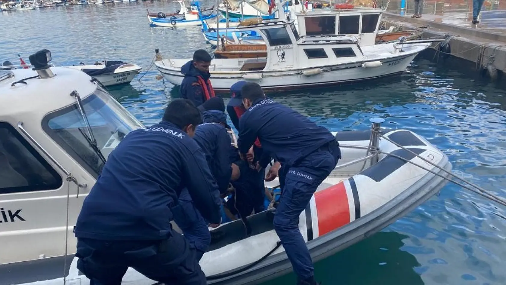 Ege Denizi'nde 40 göçmen yakalandı, 36 göçmen kurtarıldı
