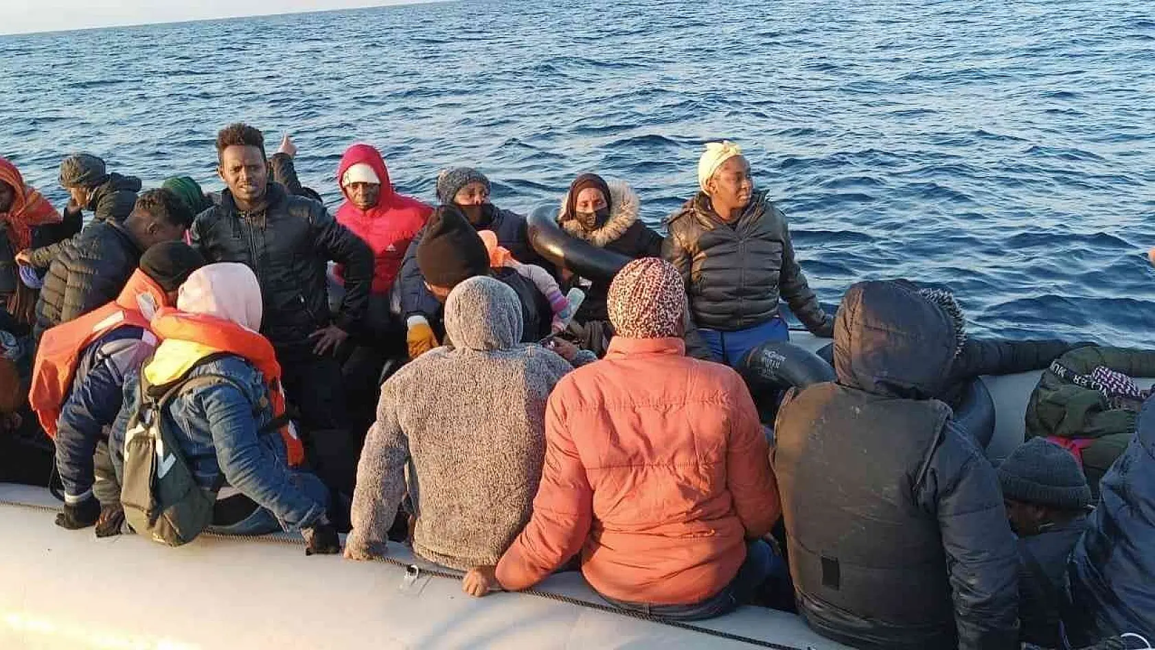 Ege Denizi'nde 63 göçmen yakalandı, 33 göçmen kurtarıldı