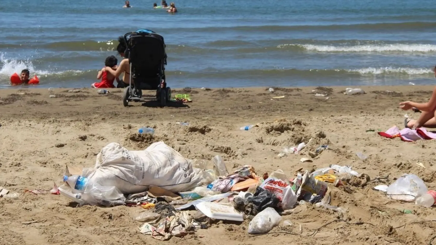 Ege sahillerinde bırakılan çöpler doğayı kirletiyor