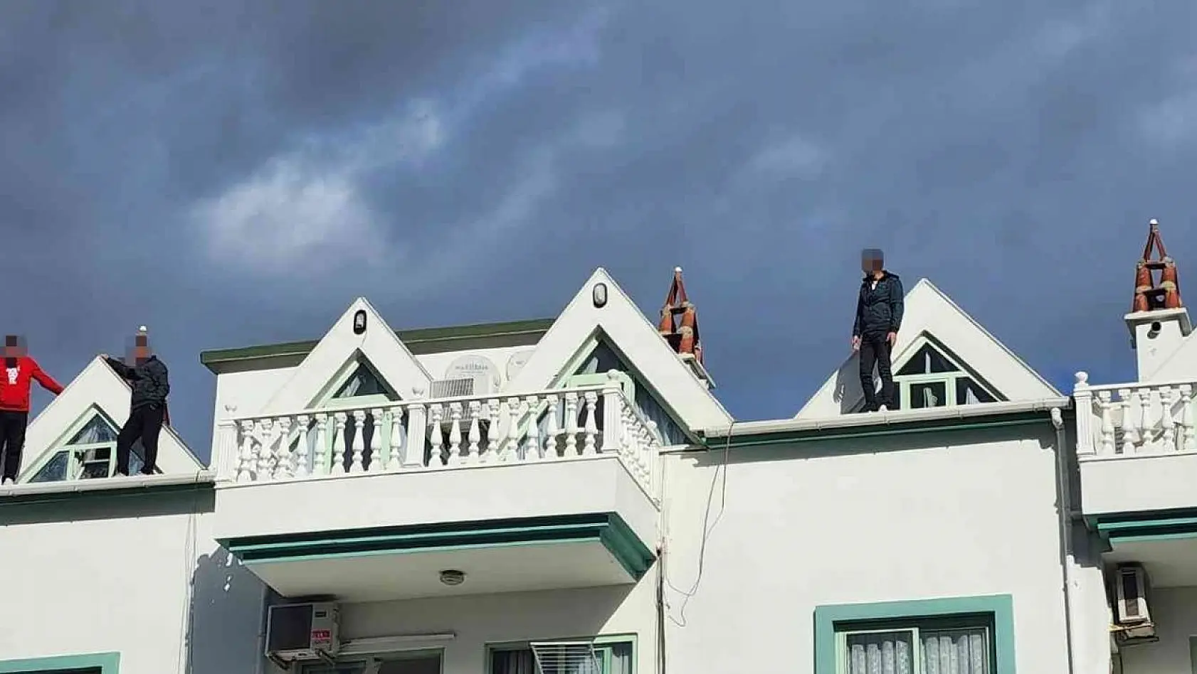 Elektriği, suyu kesilen kiracılar çatıya çıktı
