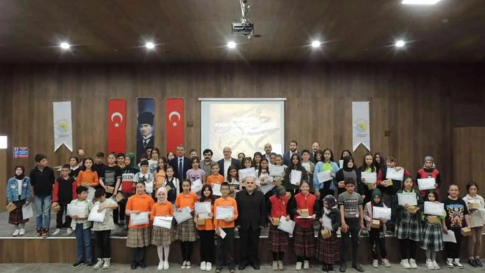 Emet'te 'Ezbere 40 Hadis Okuma' yarışmasında dereceye giren öğrenciler ödüllendirildi