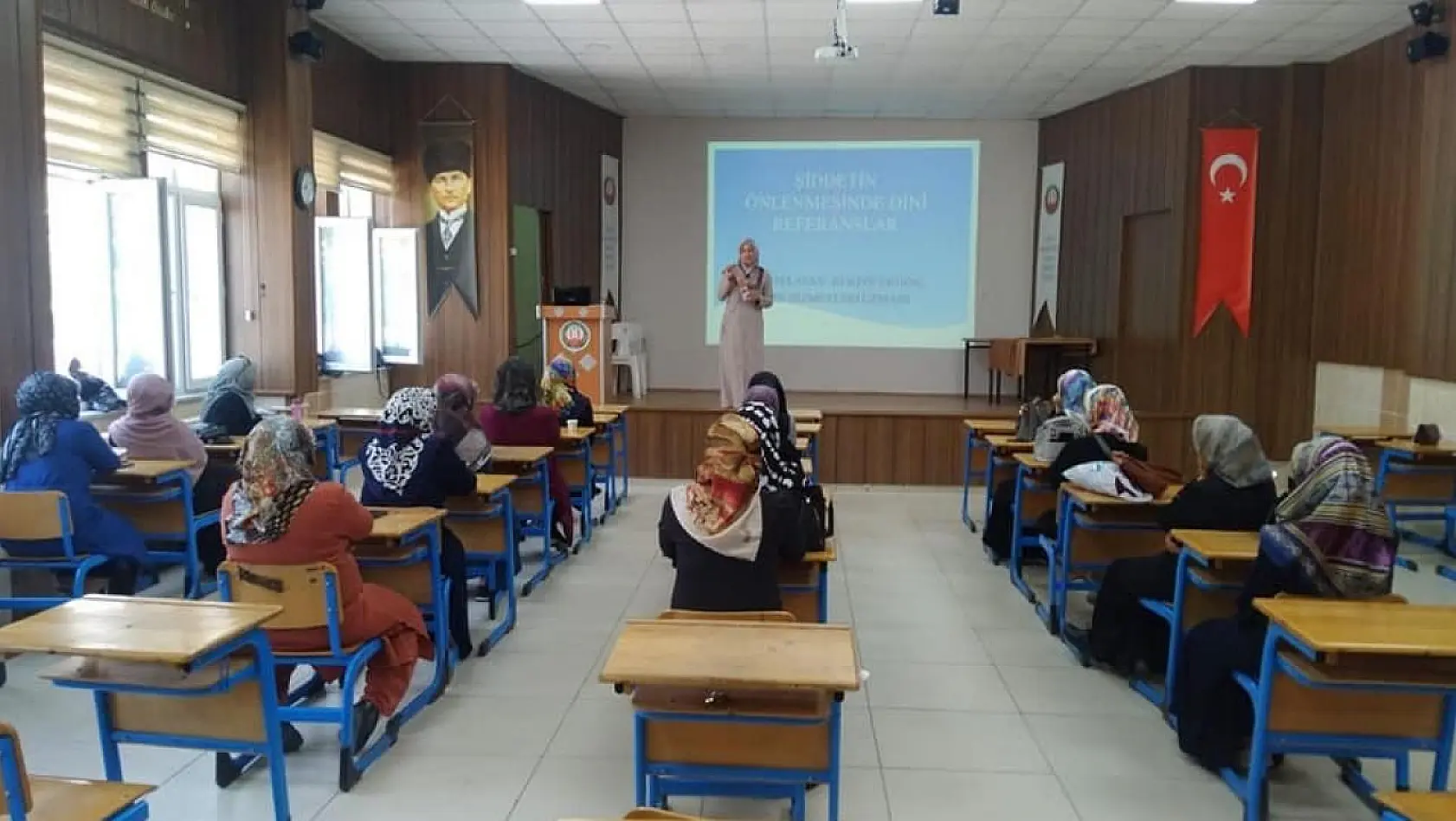 Emet'te Kur'an Kursları'nda görev yapan bayan öğreticilere seminer