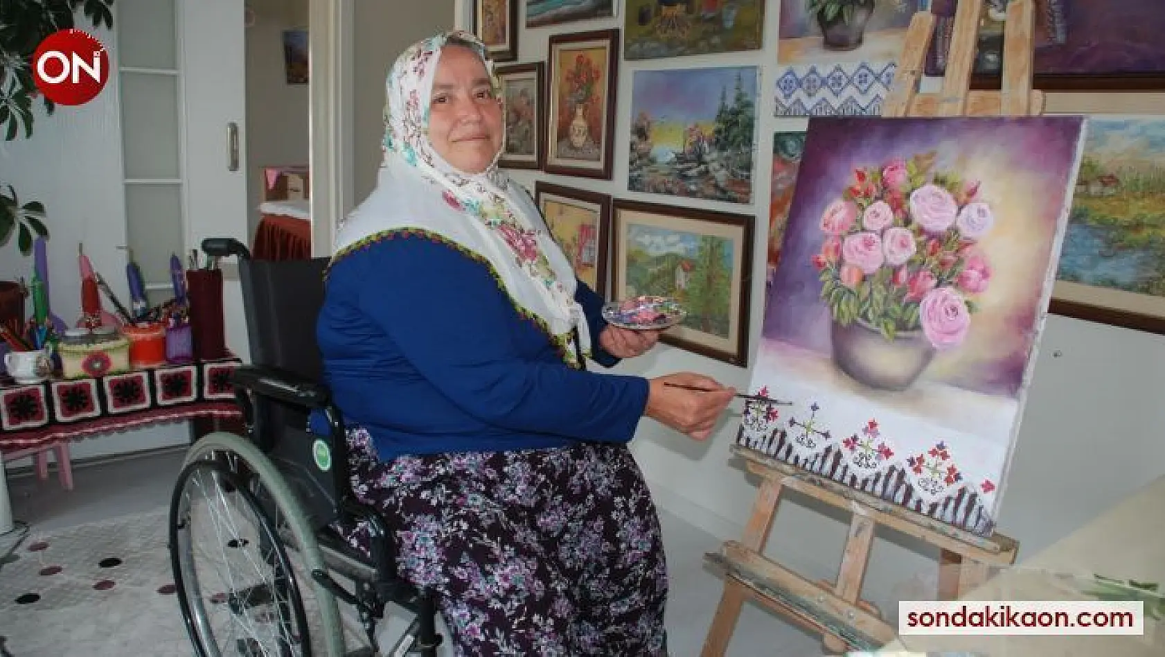 Engellere kafa tutan kadın: 'Şalvarlı ressam'