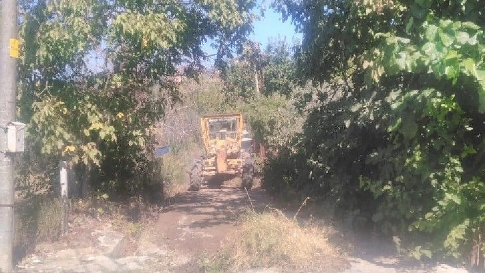 Erdek'te zeytin bahçesi yolları onarıldı