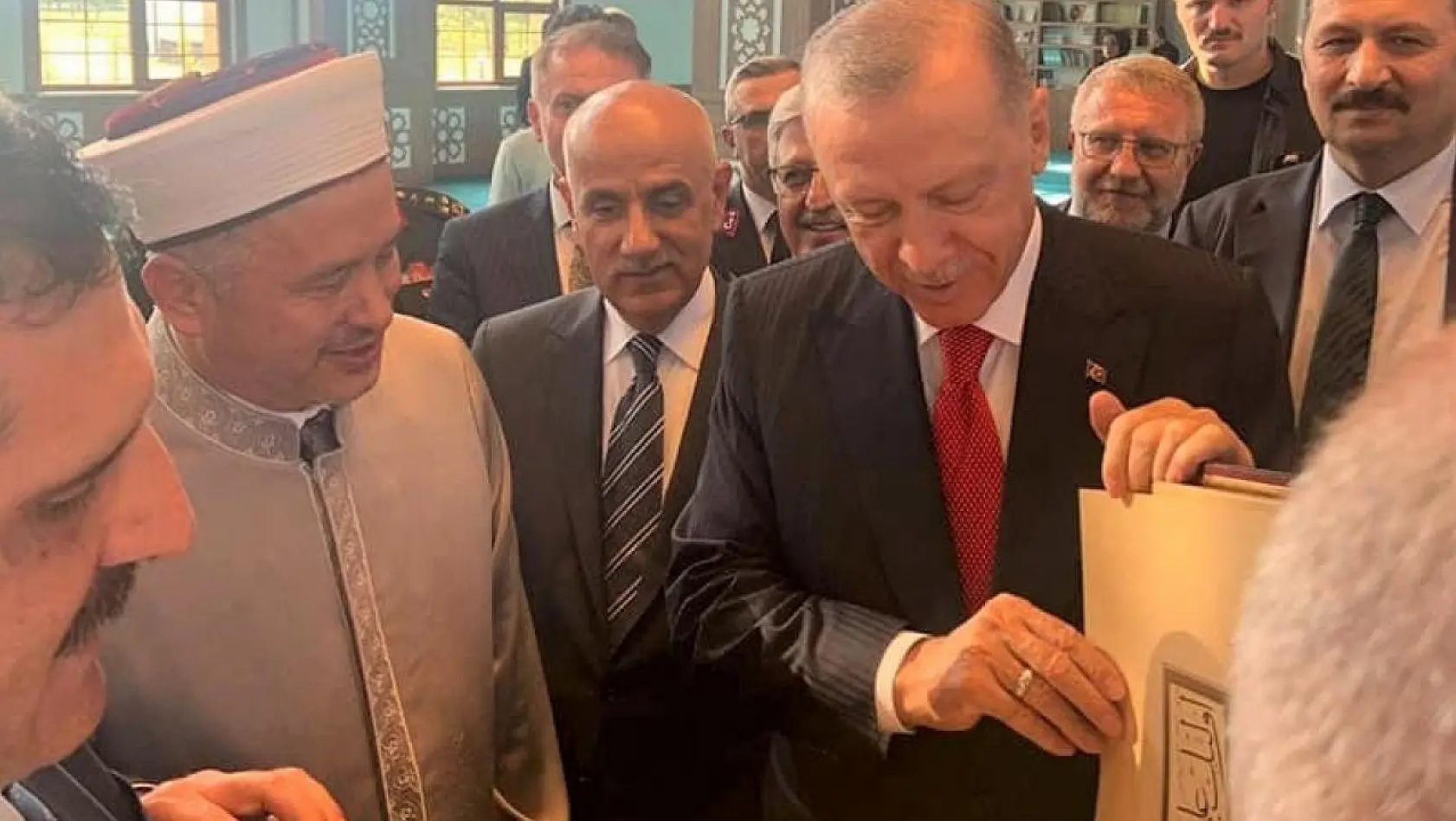 Erdoğan, açılışını yaptığı Kütahya Mehmetçik Camii'ne Kur'an-ı Kerim hediye etti