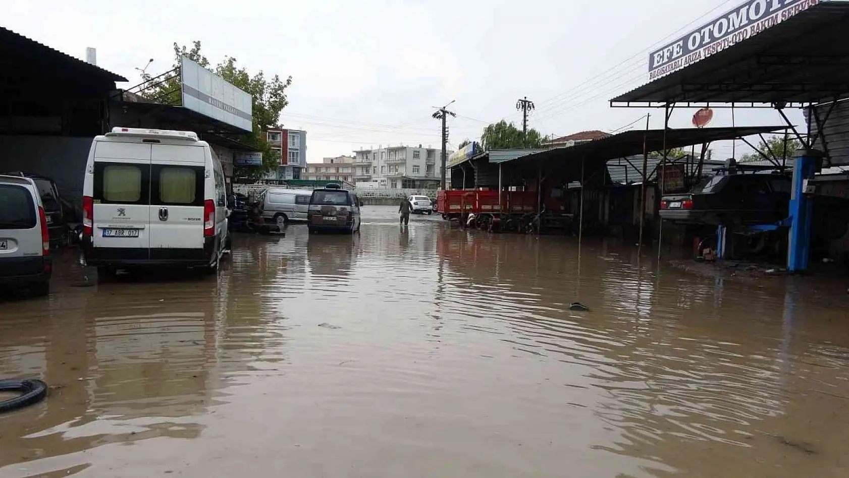 Ezine'de sokakları ve iş yerlerini su bastı