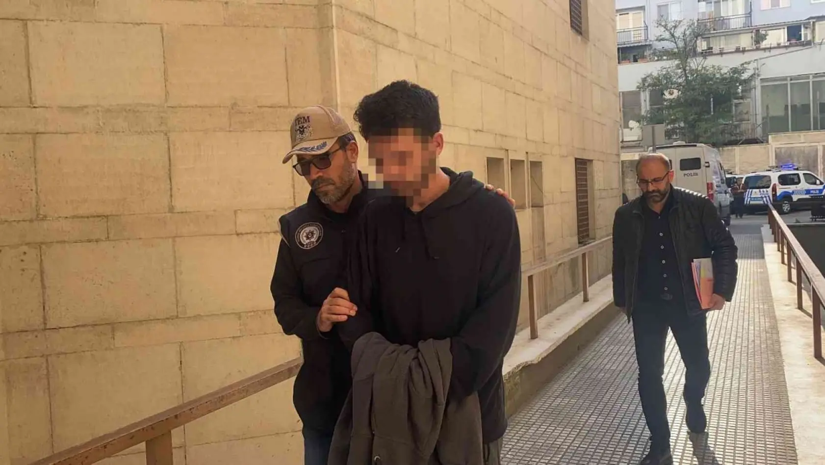 Feribotu kaçırdığı için bomba ihbarı yapan bir kişi adliyeye sevk edildi
